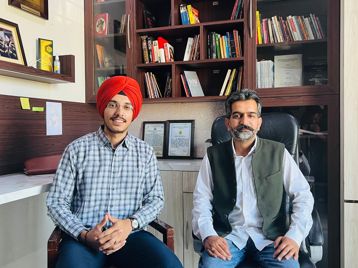 ਪਿੰਡ ਪੱਖੀ ਕਲਾਂ ਦੇ ਜੰਮੇਜਾਏ ( ਫਰੀਦਕੋਟ) ਸੁਨਾਵਰਦੀਪ ਸਿੰਘ ਨੇ UPSC ਦੇ ਆਏ ਨਤੀਜਿਆਂ ਵਿੱਚ 76ਵਾਂ ਰੈਂਕ ਹਾਸਿਲ ਕਰਕੇ ਆਪਣੀ ਮਿਹਨਤ ਦੀ ਵੱਖਰੀ ਮਿਸਾਲ ਪੇਸ਼ ਕੀਤੀ ਹੈ,ਬਹੁਤ ਜਲਦੀ ਇਨ੍ਹਾਂ ਨਾਲ ਕੀਤੀ ਮੁਲਾਕਾਤ ਸਾਂਝੀ ਕਰਾਂਗੇ,,,