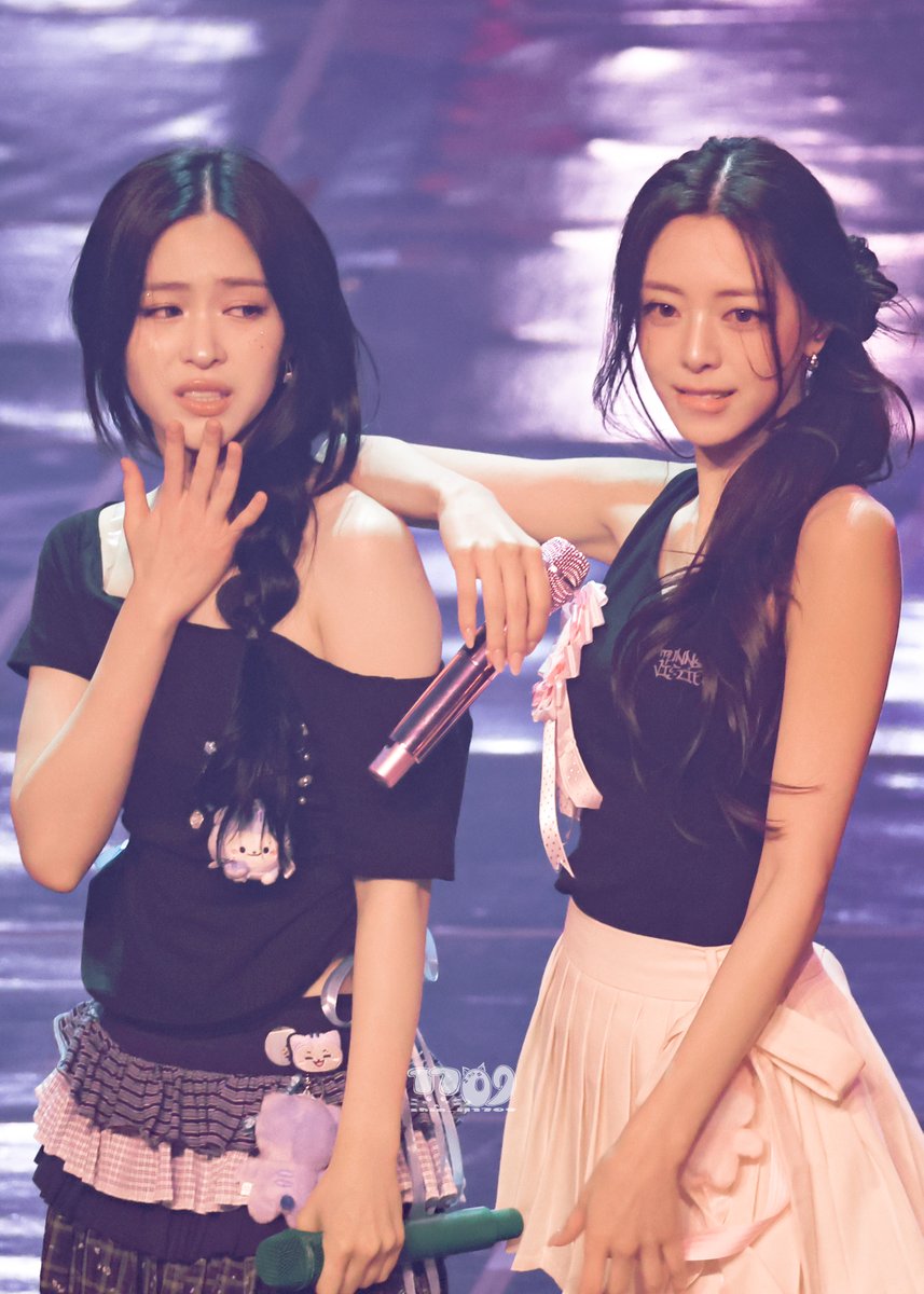 260214 터널비전  8-bit heart

𝐎𝐨𝐩𝐬𝐲🫢

 #신자매 #류진 #ryujin #リュジン #유나 #yuna #ユナ 
#ITZY_TUNNELVISION 
#ITZY_TNVS 
#ITZY_WORLD_TOUR