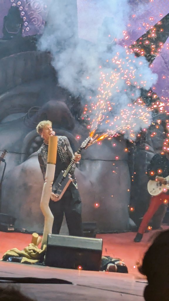 whodoicallmgk's tweet image. Lost Americana tour London!! 
#mgk #o2arena