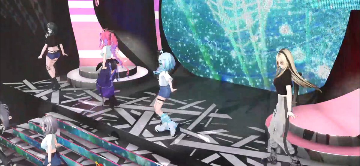 なんかすぅちゃん通常衣装にシャツ着たら体操服すぎて可愛すぎるな

そしてちはよ！江戸

 #hololivefesEXPO26_DAY2