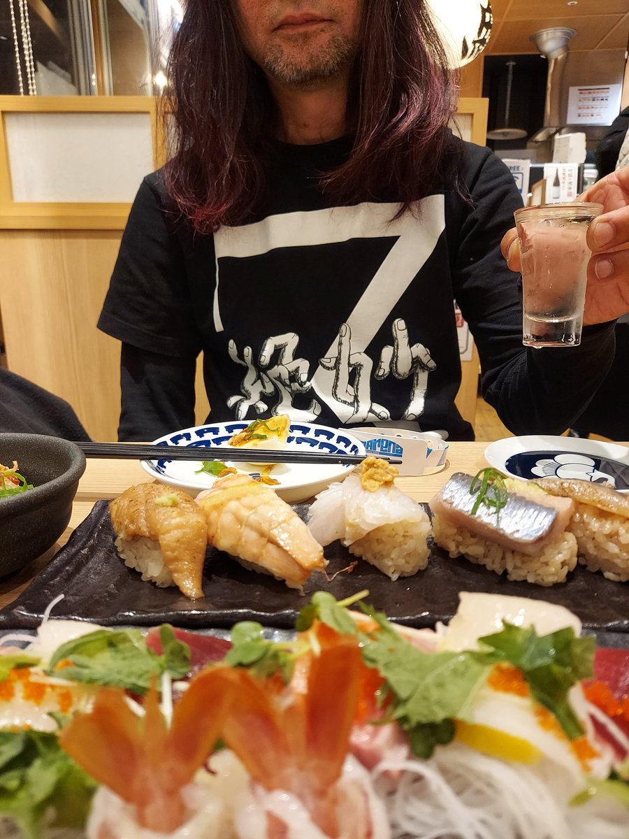 takehisa111's tweet photo. あなぶきアリーナフェス　八八はもちろん、ホルモンもえがった！
終了後、寒い中、先生と、マガちゃんに握手してもらって
���う言うことありません！！ https://t.co/DL7uqFS0dX