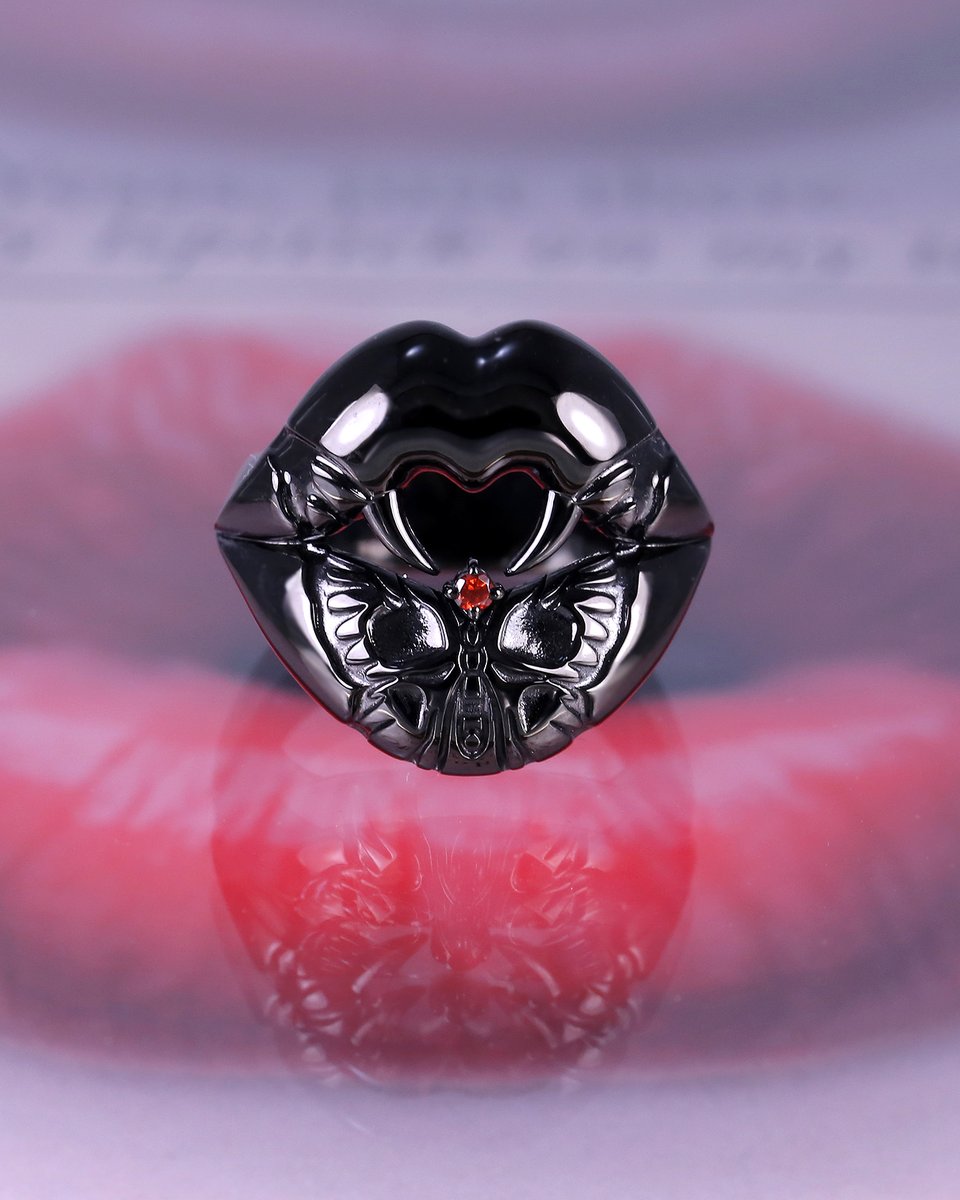 Lips_Tips's tweet photo. 【カスタムオーダー】#リップスC
💋SBT  Lip リング
https://t.co/z0fhpzhwNB
36,000円（税抜）

鋭い牙を生やした唇に、SBT（Skull × Butterfly Tattoo）を刻む。オープンハートにガーネットを添えて。ブラックルージュをまとって小悪魔感アップ https://t.co/ocJR8MCana