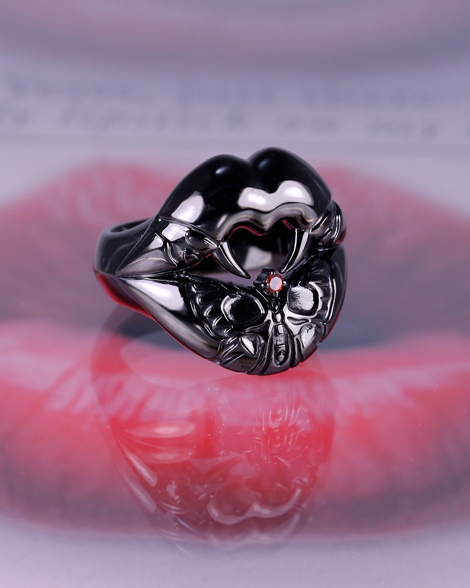 Lips_Tips's tweet photo. 【カスタムオーダー】#リップスC
💋SBT  Lip リング
https://t.co/z0fhpzhwNB
36,000円（税抜）

鋭い牙を生やした唇に、SBT（Skull × Butterfly Tattoo）を刻む。オープンハートにガーネットを添えて。ブラックルージュをまとって小悪魔感アップ https://t.co/ocJR8MCana
