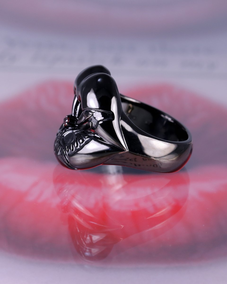 Lips_Tips's tweet photo. 【カスタムオーダー】#リップスC
💋SBT  Lip リング
https://t.co/z0fhpzhwNB
36,000円（税抜）

鋭い牙を生やした唇に、SBT（Skull × Butterfly Tattoo）を刻む。オープンハートにガーネットを添えて。ブラックルージュをまとって小悪魔感アップ https://t.co/ocJR8MCana
