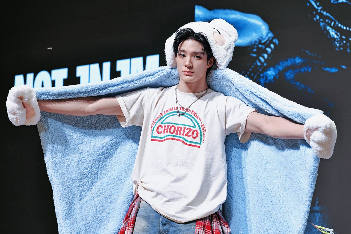 𝐬𝐢𝐥𝐯𝐞𝐫 𝐥𝐢𝐧𝐢𝐧𝐠. tweet media