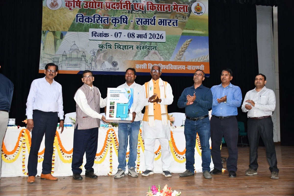 directoragbhu's tweet photo. महामना जी का मानना था कि किसानों को वैज्ञानिक तरीके से सुदृढ़ किए बिना भारत की प्रगति नामुमकिन है। उन्होंने स्पष्ट तौर पर कहा था कि "कृषि हमारी अर्थव्यवस्था की रीढ़ है," और आज, अपनी शुरुआत के 95 साल बाद भी हम उस रीढ़ को मजबूत करने के लिए काम करते आरहे हैं। प्रो यू पी सिंह, निदेशक https://t.co/VGy058QgWo
