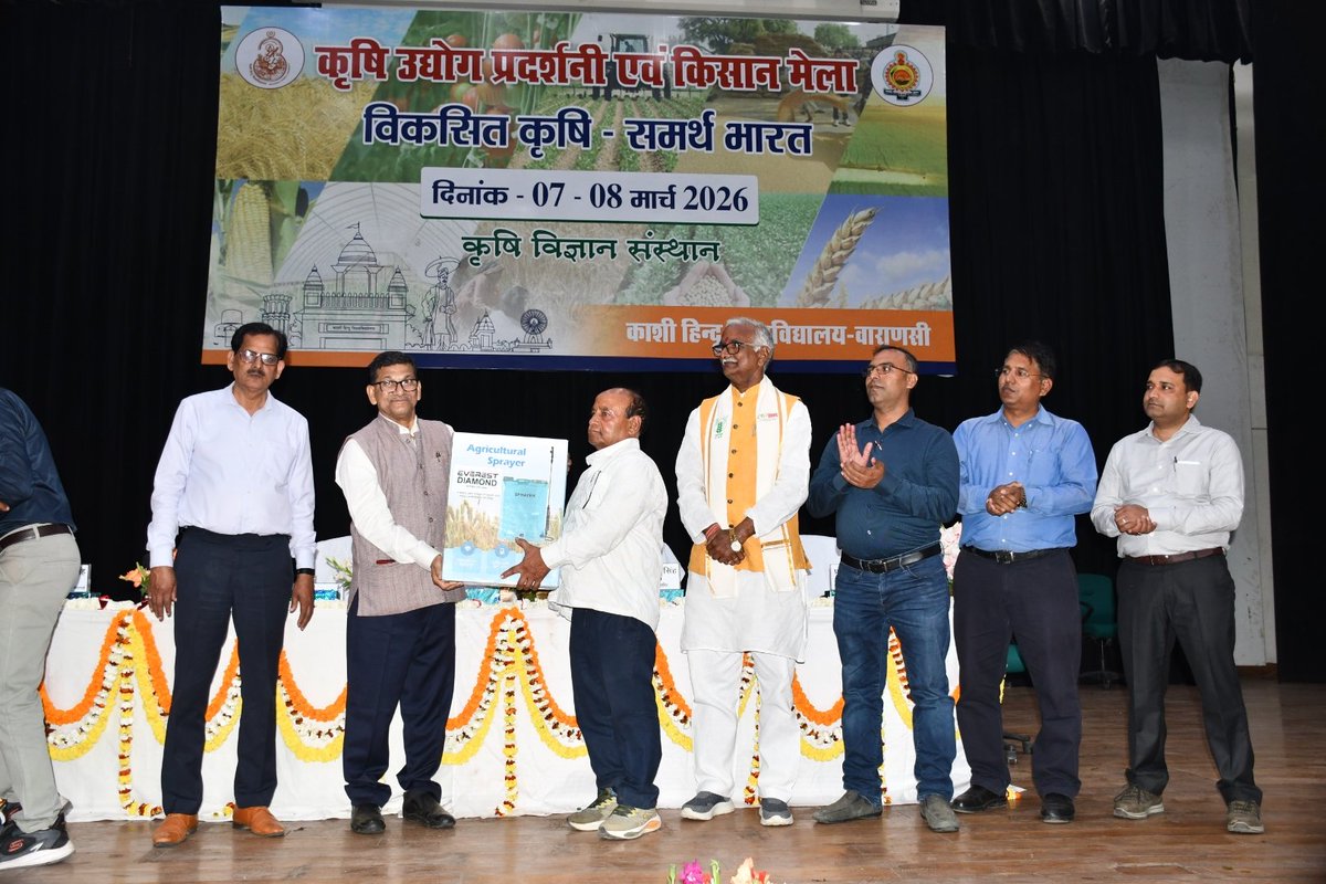 directoragbhu's tweet photo. महामना जी का मानना था कि किसानों को वैज्ञानिक तरीके से सुदृढ़ किए बिना भारत की प्रगति नामुमकिन है। उन्होंने स्पष्ट तौर पर कहा था कि "कृषि हमारी अर्थव्यवस्था की रीढ़ है," और आज, अपनी शुरुआत के 95 साल बाद भी हम उस रीढ़ को मजबूत करने के लिए काम करते आरहे हैं। प्रो यू पी सिंह, निदेशक https://t.co/VGy058QgWo