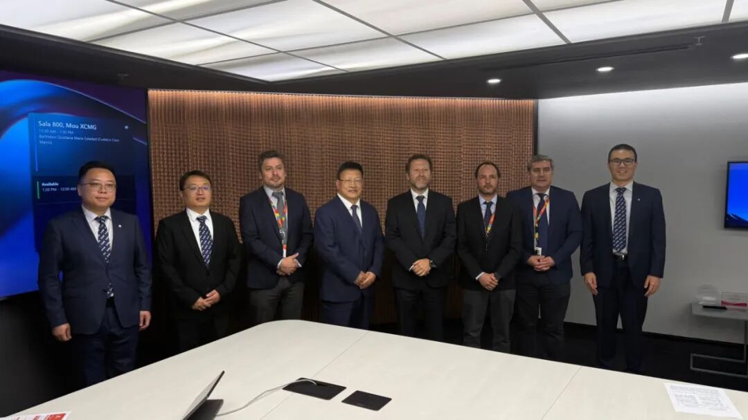 im_mining's tweet image. .@XCMGGroup &amp;amp; @CodelcoChile have signed a MoU related to #zeroemissions #miningequipment cooperation with Liu Jiansen, VP XCMG Machinery &amp;amp; Mauricio Acuna, Codelco CPO, attending the signing. It follows a visit to XCMG by Codelco Chairman Maximo Pacheco shorturl.at/ytdNC