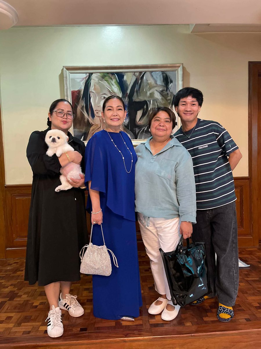 “Magkano kayong lahat?” Ganoon ang peg eh. Charengg. Bwahahaha!

Madam na Madam ang Inay Maricel Soriano. Treww.