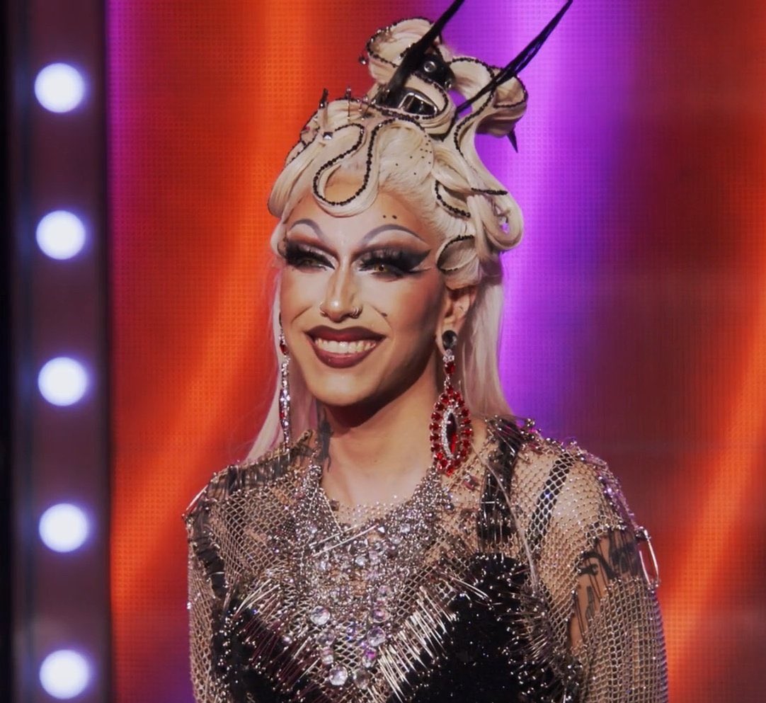 auntiesamethic's tweet photo. This is a Snatch Game and Design Challenge winner btw
#TeamDiscordAddams #DragRace18 https://t.co/JdnnzCTap4