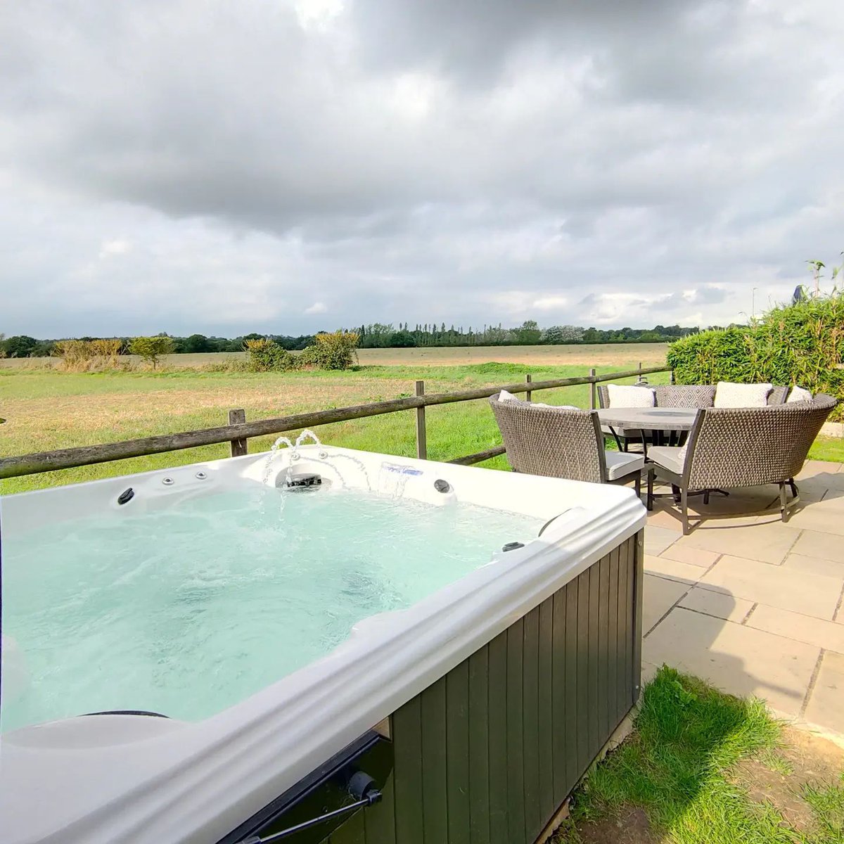 TheHolidayCots's tweet image. 🌿 Jepcracks Barn 🌿

Guests can relax in the hot tub during their stay while taking in the stunning views across the surrounding landscape. ♨️

🛏️ Sleeps 10
theholidaycottages.co.uk/Essex/11299

#CountrysideEscape #HotTubBreak #RuralRetreat #Holiday #Getaway #UKStaycation #RelaxAndUnwind