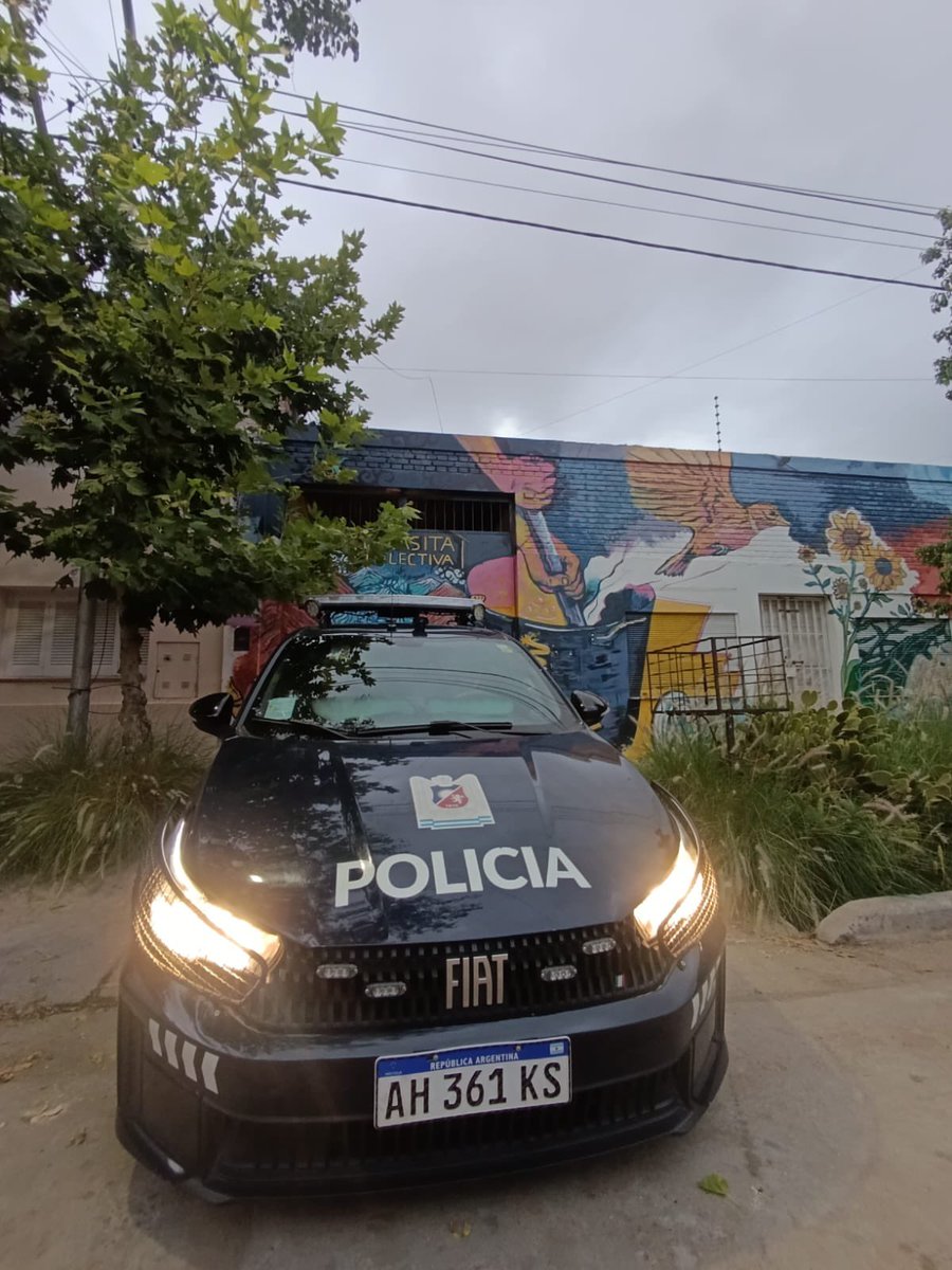 Car0linapts's tweet photo. En #Mendoza móviles policiales afuera de la casita donde se reúnen las asambleas por el agua, quieren impedir que lleguen nuestros reclamos al Carrusel de la Vendimia 💧💧💧💧
Cornejo se cree que así nos va a silenciar, es un patotero desesperado y le va a salir muy mal. https://t.co/GFZEL9Vgli