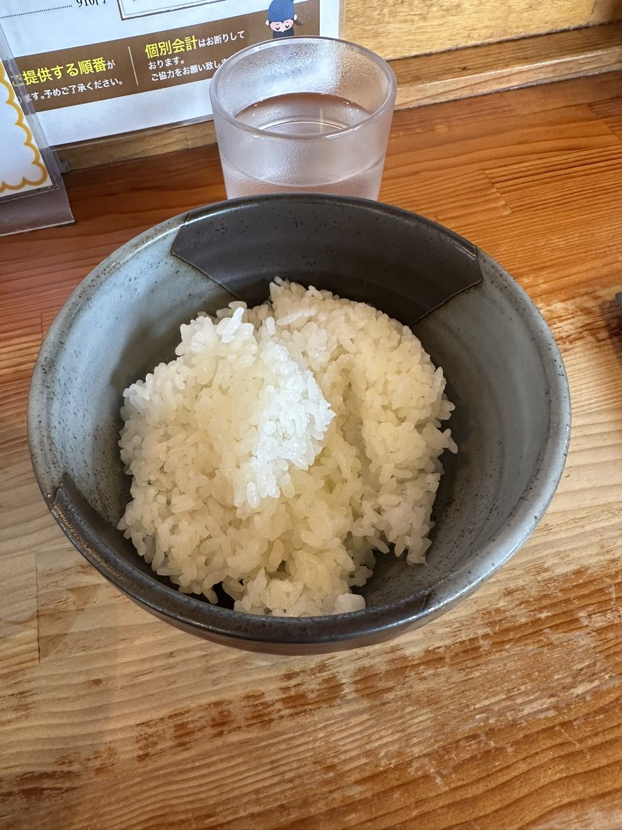 新潟県中魚沼郡。
かどまん食堂。

スペシャルごまらーめん。
半ライス。

スキー場帰りに1年ぶりに行きました。
美味しかったです。腹満足。
ごちそうさまでした。