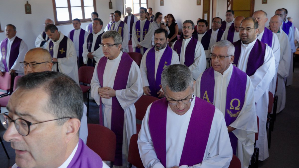 Iglesiastgo's tweet photo. Cerca de 40 presbíteros de la Iglesia de Santiago participaron del retiro espiritual del primer semestre, realizado del 2 al 6 de marzo en el Centro de Espiritualidad Loyola, en Padre Hurtado, junto al cardenal @FernandoChomali y al vicario para el Clero, Mons. Luis Migone. https://t.co/NG3AcR5HpD