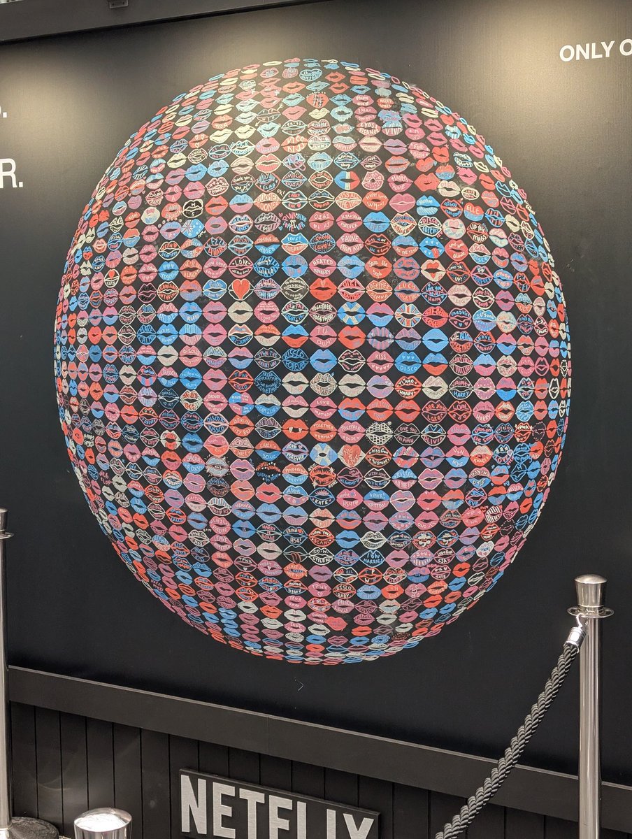 Harrygreeneyesx's tweet image. Finished disco ball at Manchester Piccadilly station 
So proud to be a part of the promo.
And then onto an excellent night with Harry 💚
#HarryStyles 
#KATTDOManchester 
#KATTDO