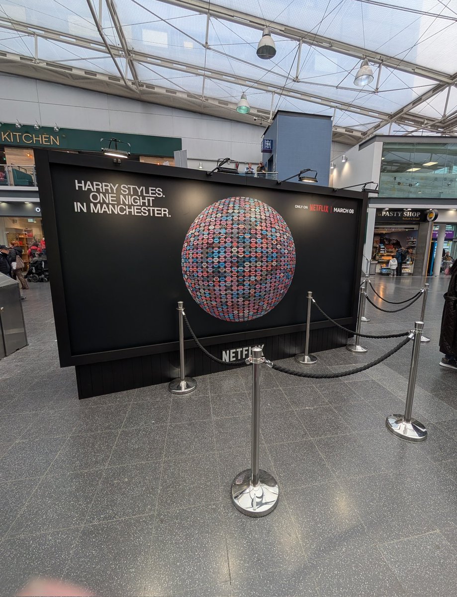 Harrygreeneyesx's tweet image. Finished disco ball at Manchester Piccadilly station 
So proud to be a part of the promo.
And then onto an excellent night with Harry 💚
#HarryStyles 
#KATTDOManchester 
#KATTDO