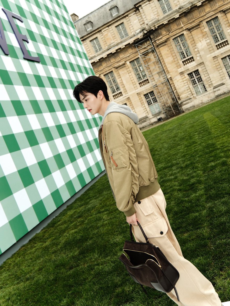 X에 공유된 로에베 행사장 속 송강 사진(2)