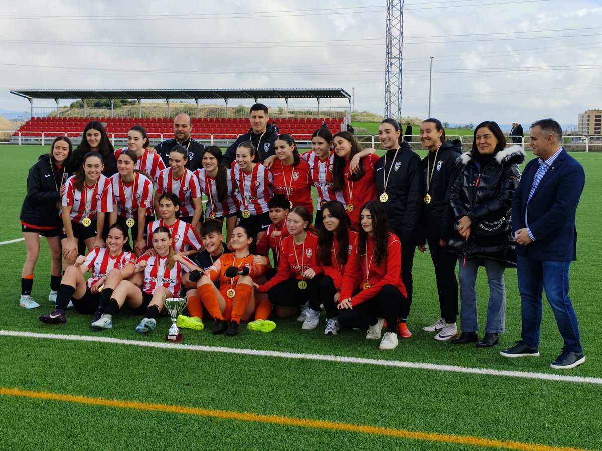 🏆 Antes del partido de Copa FRF contra el DUX, el equipo femenino recibió de manos del presidente de la Federación Riojana, Gustavo Sáenz, la copa de campeonas de liga de la categoría. ¡Enhorabuena!