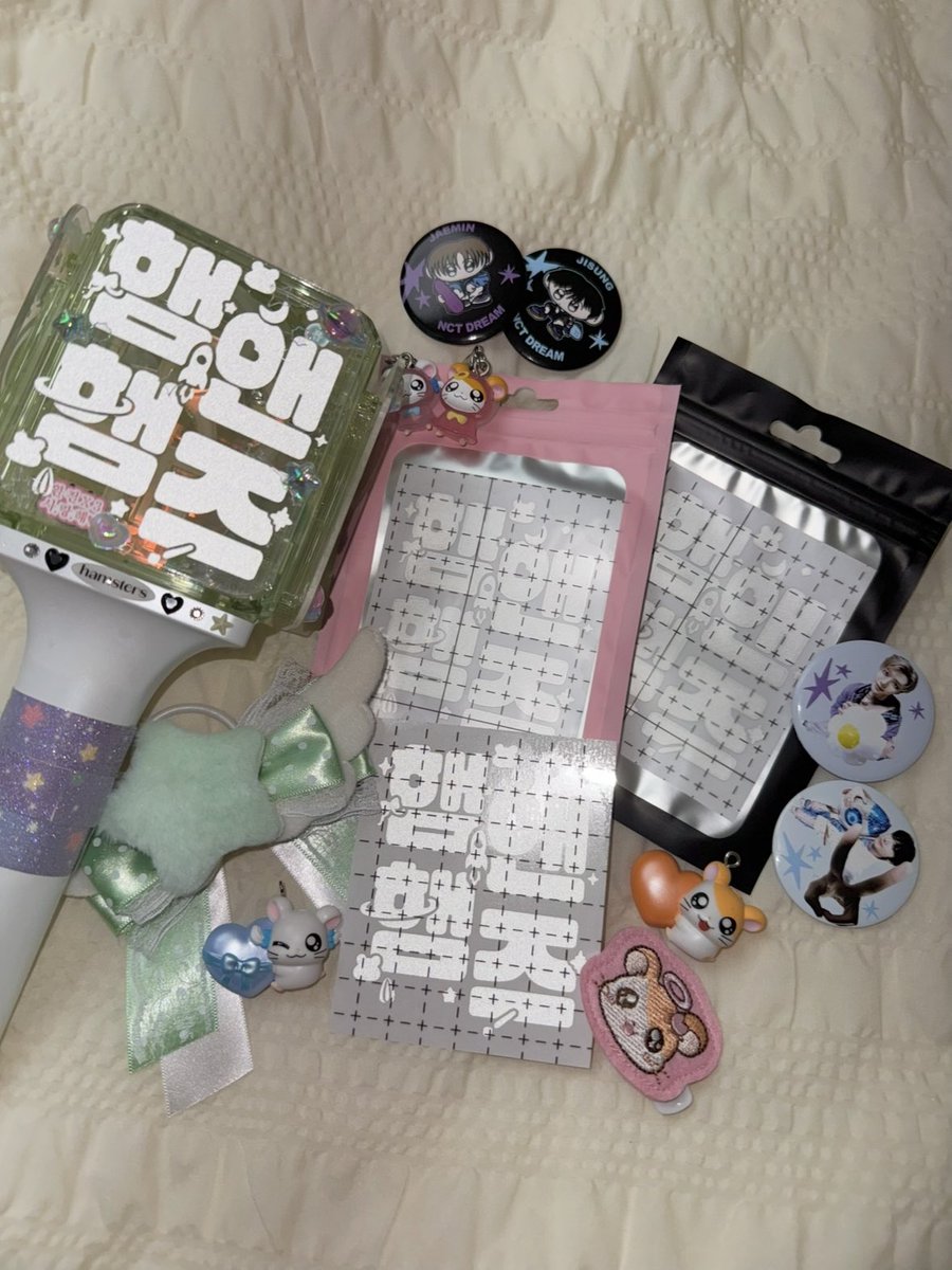 🐹 햄앤햄즈 앙콘 나눔 안내 🐹
-
• 날짜: 22일, 27일, 29일 예정

• 시간, 장소: 당일 타래로 공지

• 총 수량: 믐 반사 스티커-20장, 포토카드-40세트
*포토카드는 2장 1세트, 랜덤입니다*
-
나눔 시에 본 트윗 마음 확인합니다 🤍