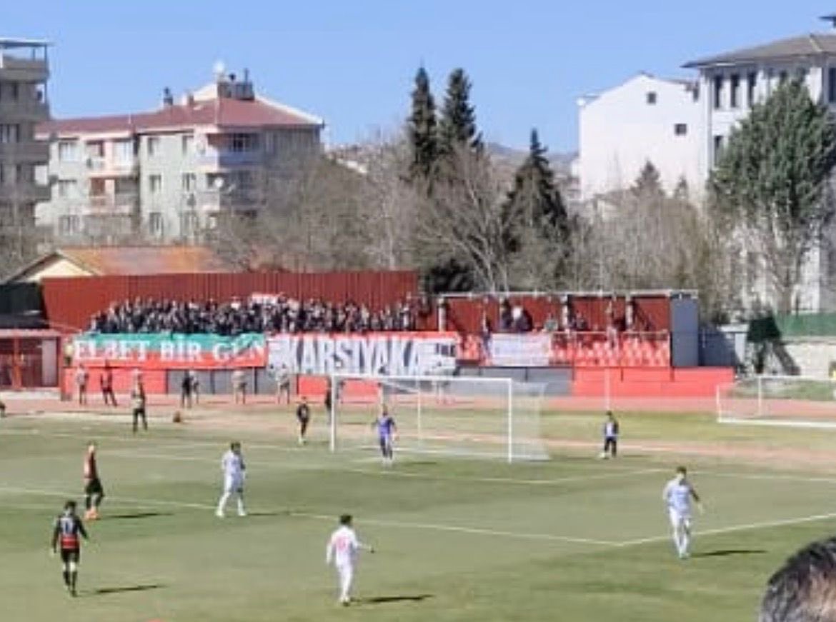 Hafta boyu sosyal medya da uçan kaçan karşıyakalılar kendilerine ayrılan 175 kişilik deplasman tribününü dolduramadı.