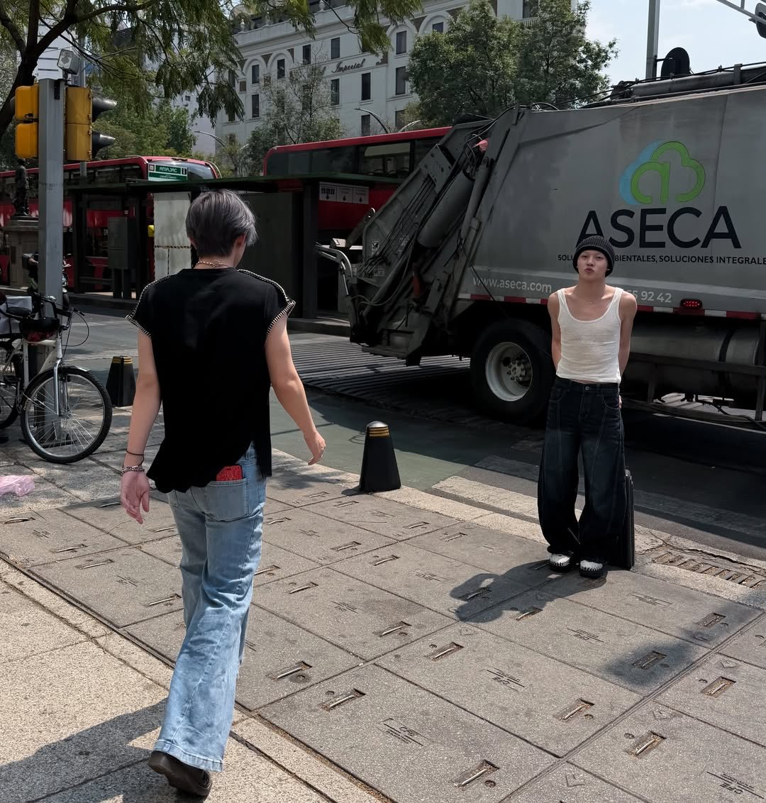 Nooo con el camión de la basura JAJAJAJAJAJJAJAJ 
Ven como mis bebés si se tomaron fotos aqui, ya dejen de estarlos chingando