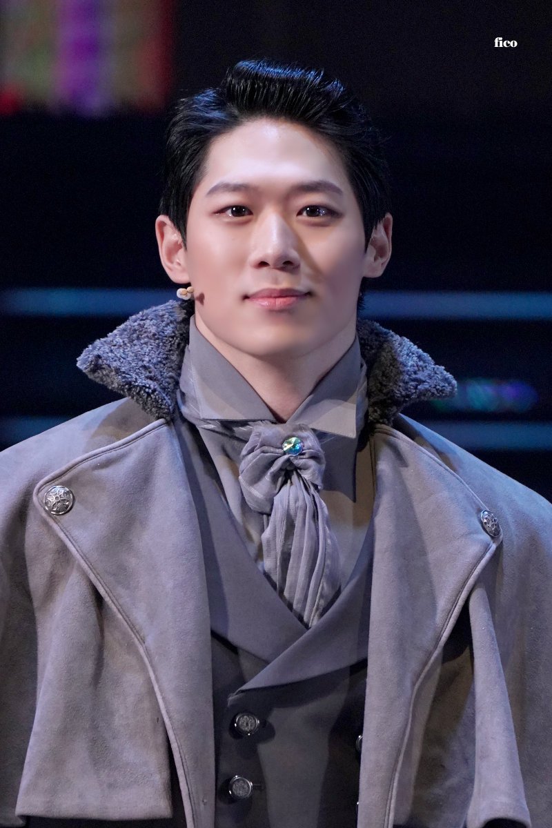 sw_fico's tweet photo. 260307 안나 카레니나 커튼콜
자랑스러운 내 배우
#정승원 #안나카레니나 #브론스키 https://t.co/02V46ybEG1