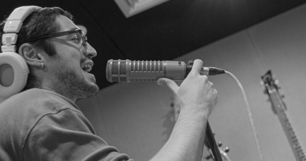 “No momento em que cada uma dessas músicas bateu em mim, elas me emocionaram, me arrepiaram. Por isso, eu queria ficar arrepiado ouvindo as nossas leituras delas”
billboard.com.br/gabriel-leone-…