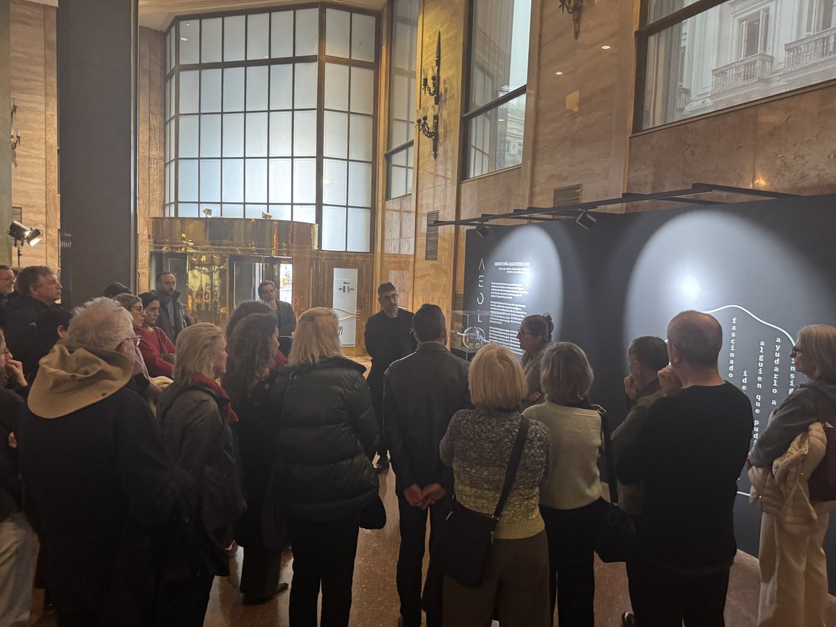 100 collectors tweet media