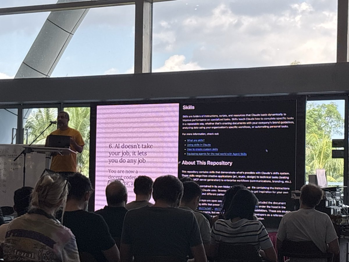 marianne tweet media