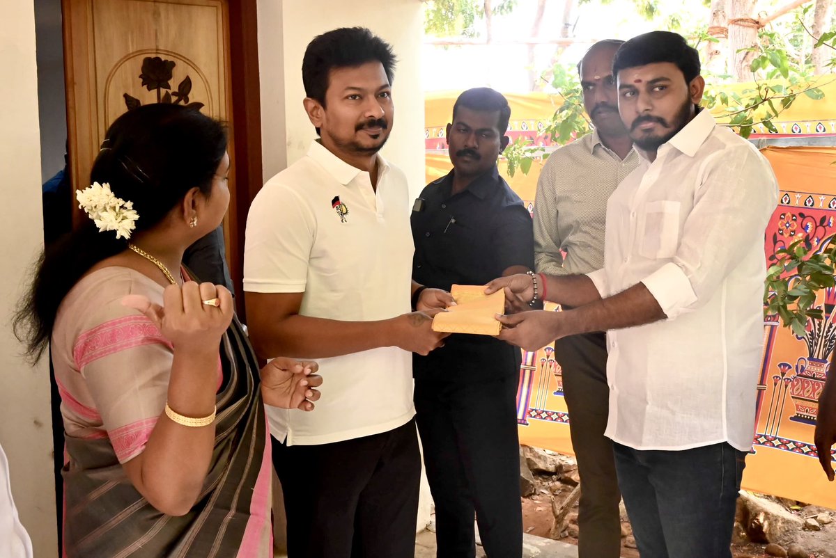 _Akashpandiyan's tweet photo. இன்று:  07/03/2026 

தூத்துக்குடியில் நடைபெற்ற அரசு நலத்திட்ட உதவிகள் வழங்கும் விழாவில் மாண்புமிகு தமிழ்நாடு துணை முதலமைச்சர்,கழக இளைஞரணி செயலாளர் திரு.உதயநிதி ஸ்டாலின் அவர்கள் கலந்து கொண்டு பயனாளிகளுக்கு நலத்திட்ட உதவிகளை  வழங்கினார்.மேலும் மாற்றுத்திறனாளிகள் நலத்துறை சார்பில் மாற்றுத்திறனாளிகளுக்கு இணைப்பு சக்கரம் பொருத்தப்பட்ட பெட்ரோல் ஸ்கூட்டர் வழங்கினார். அதோடு தூத்துக்குடி அரசு மருத்துவக் கல்லூரி வளாகத்தில் 136.35 கோடி மதிப்பீட்டில் புதிதாக கட்டப்பட்டுள்ள உயர் சிறப்பு மருத்துவமனை கட்டிடத்தை திறந்து வைத்தார். இந்நிகழ்வில் மாண்புமிகு அமைச்சர் பெருமக்கள் திருமதி.கீதாஜீவன் மற்றும் திரு.அனிதா ராதாகிருஷ்ணன் அவர்கள்,விளாத்திகுளம் சட்டமன்ற உறுப்பினர், சட்டமன்ற சட்ட விதிகள் ஆய்வு குழு தலைவர்,தலைமை செயற்குழு உறுப்பினர் திருமிகு.G.V.மார்கண்டேயன் அவர்கள், தூத்துக்குடி மாநகர மேயர் ஜெகன் பெரியசாமி,மாவட்ட ஆட்சியர் இளம்பகவத்,கோவில்பட்டி நகர செயலாளர்கள்,கோவில்பட்டி ஒன்றிய செயலாளர்கள், கயத்தாறு ஒன்றிய செயலாளர்கள், கயத்தாறு பேரூர் கழக செயலாளர், கடம்பூர் பேரூர் கழக செயலாளர், மற்றும் கழக உடன்பிறப்புகள் உள்ளிட்டோருடன் கலந்து கொண்டோம்.

முன்னதாக அரசு நிகழ்ச்சிக்காக தூத்துக்குடி வருகை தந்த துணை முதலமைச்சர் அவர்களை அமைச்சர்கள் கீதா ஜீவன்,அனிதா ராதாகிருஷ்ணன், விளாத்திகுளம் சட்டமன்ற உறுப்பினர் G.V.மார்கண்டேயன் மற்றும் தூத்துக்குடி மாநகர மேயர் ஜெகன் பெரியசாமி உள்ளிட்டோர் தலைமையில் சென்று வரவேற்றோம்.

பேரன்புடன்....
திராவிட மாணவன்
V.P.ஆகாஷ் பாண்டியன் 
மாவட்ட மாணவரணி துணை அமைப்பாளர்
கோவில்பட்டி சட்டமன்ற தொகுதி,தூத்துக்குடி வடக்கு மாவட்டம்.