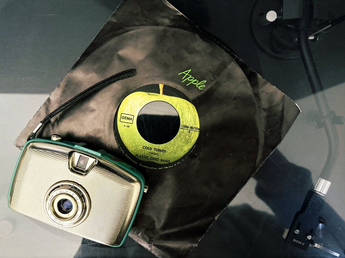 DzielakD's tweet image. Dziś targ staroci tłumny, ale muzycznie raczej skromny. Wpadła mała psychodelia z Brytanii i złoty foto dizajn z NRD. Wszystko gra ☝️ 
#ColdTurkey @johnlennon #Pentacon 
youtu.be/2C6ThAaxrWw?si…