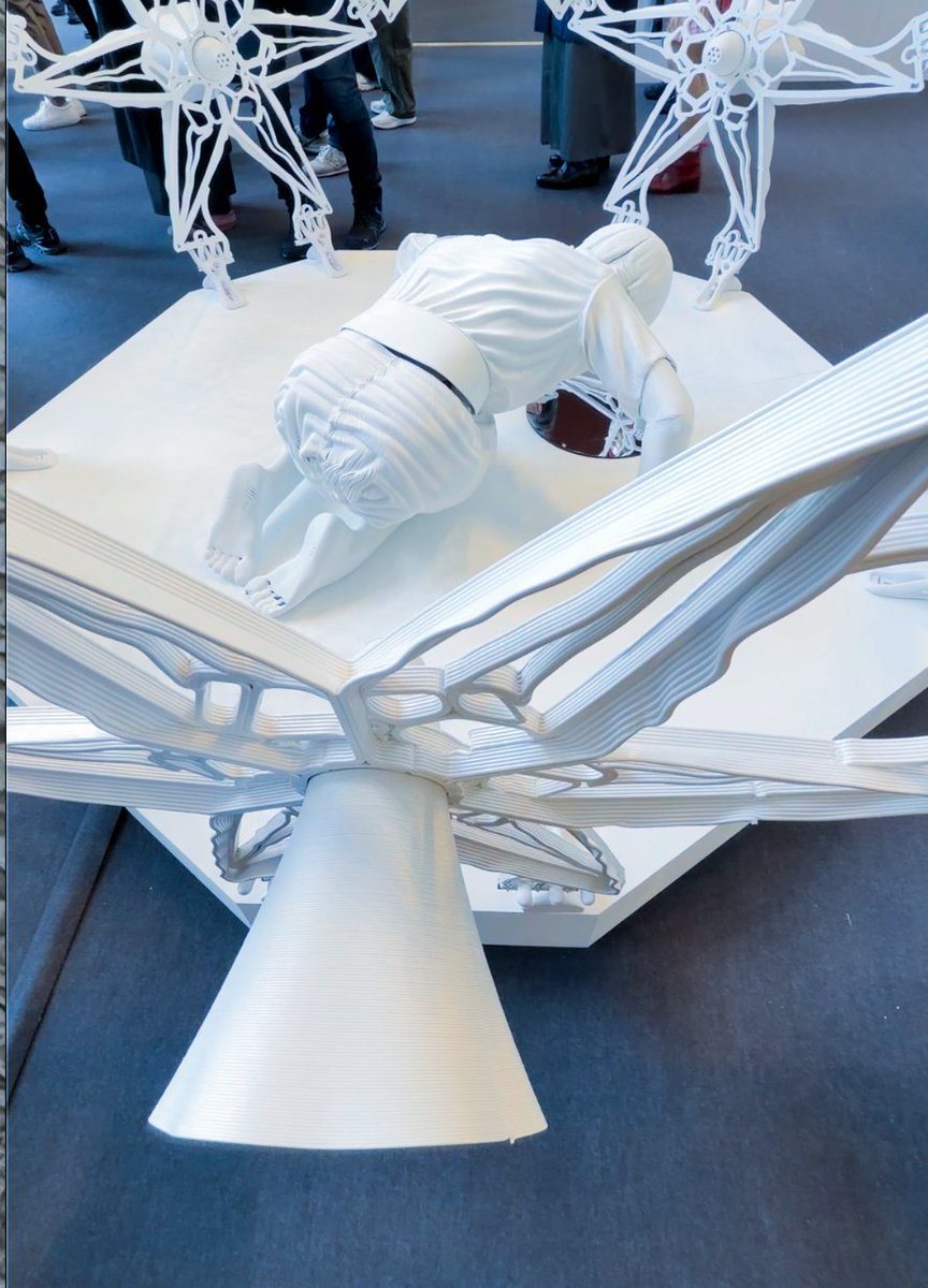 ART X JAPAN CONTEXT；井村一登さんと、3Dプリント技術の株式会社ExtraBoldによる《bulbocodium》は、ナルキッソスをモチーフに、鏡を覗き込む視界を映し出す作品。水仙の花xモチーフにした白いドームは神聖な雰囲気で。水仙の学名は「ナルキッソス」で花言葉は「自己愛」。そして自家受粉をする…