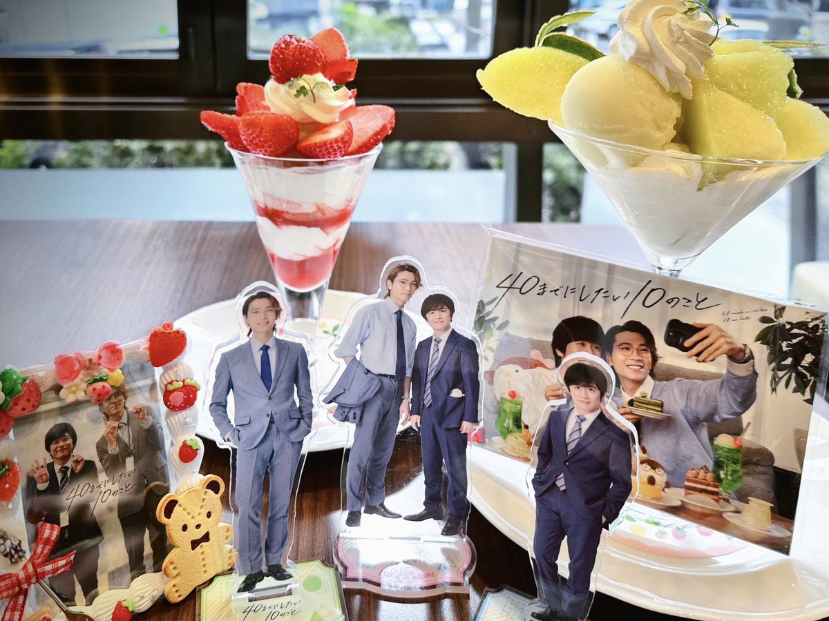 ushiko_everyday's tweet photo. 遂に千疋屋に行ってきました！
タイミングも良く、窓側を案内して頂けてめっちゃテンション上がる（笑）息子から誕プレとしてパフェ代を頂いたので、メロンパフェ堪能✨️苺パフェは娘ちゃんが食べてくれたので、ちゃっかり1口頂いたり……めっちゃ美味かった😋 https://t.co/Ap3DZ4qjBf