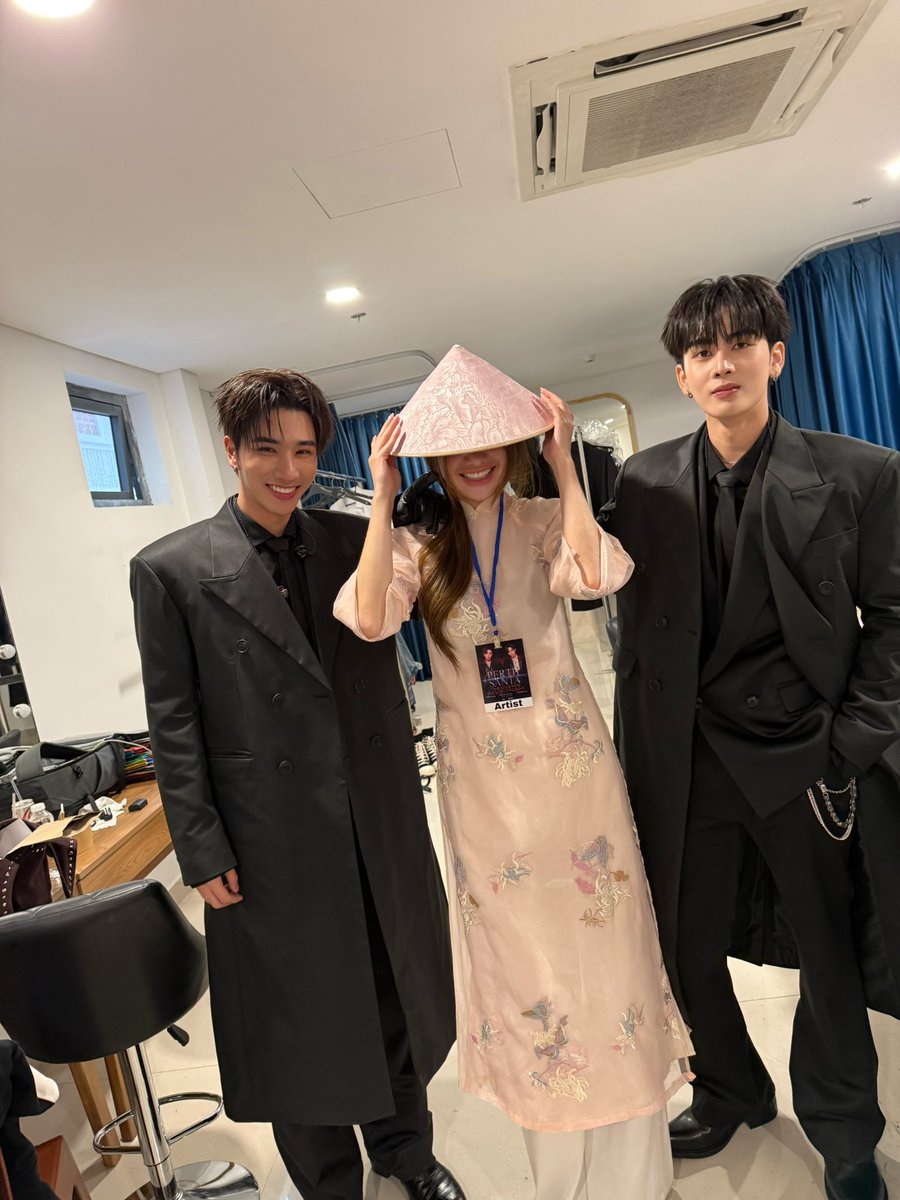 เหมือนแม่มาดูลูกแสดงงานโรงเรียน พุมใจจจ เก่งมากทั้ง2หนุ่ม #PSTimeStopperinVietnam https://t.co/Mj...