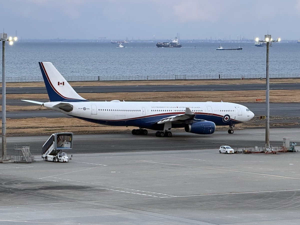 nazowada's tweet photo. 3/7 午後5時半過ぎ　羽田空港　カナダ空軍の機体が。

夜のニュースでカナダの首相が来ていたんですね。 https://t.co/isSHkHiOut