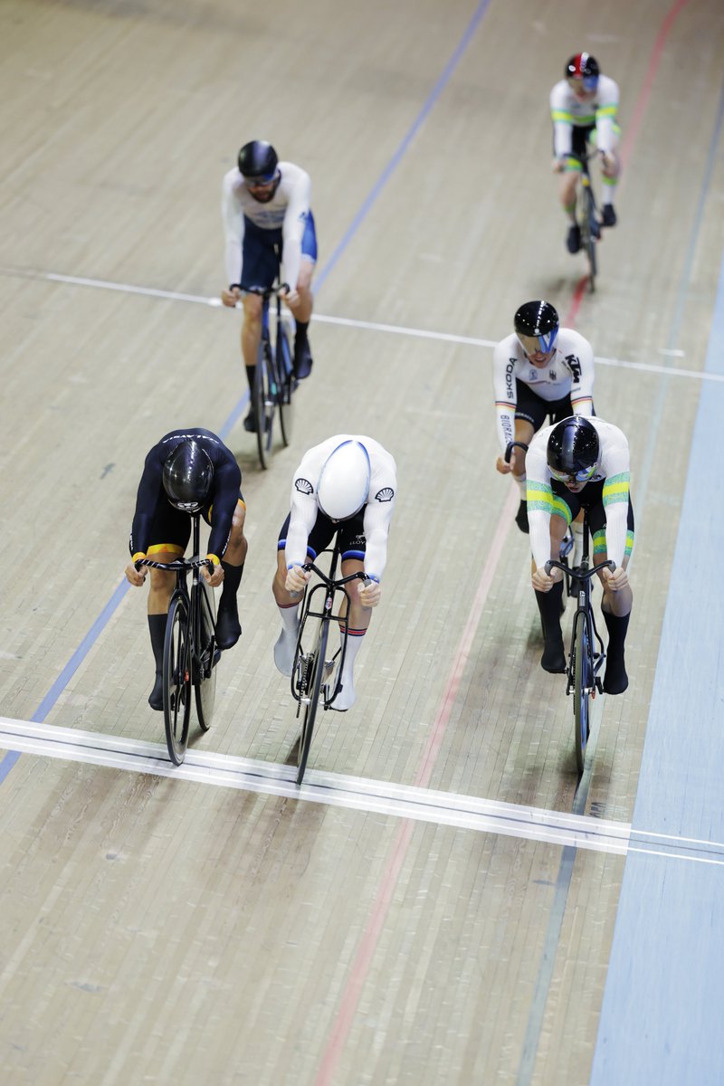 It doesn't get much closer than this 😱

Mohd Azizulhasni Awang 🇲🇾 timed his sprint to perfection to win the Men's Keirin 🥇

#TrackWC #TrackCycling 
©️ SWpix