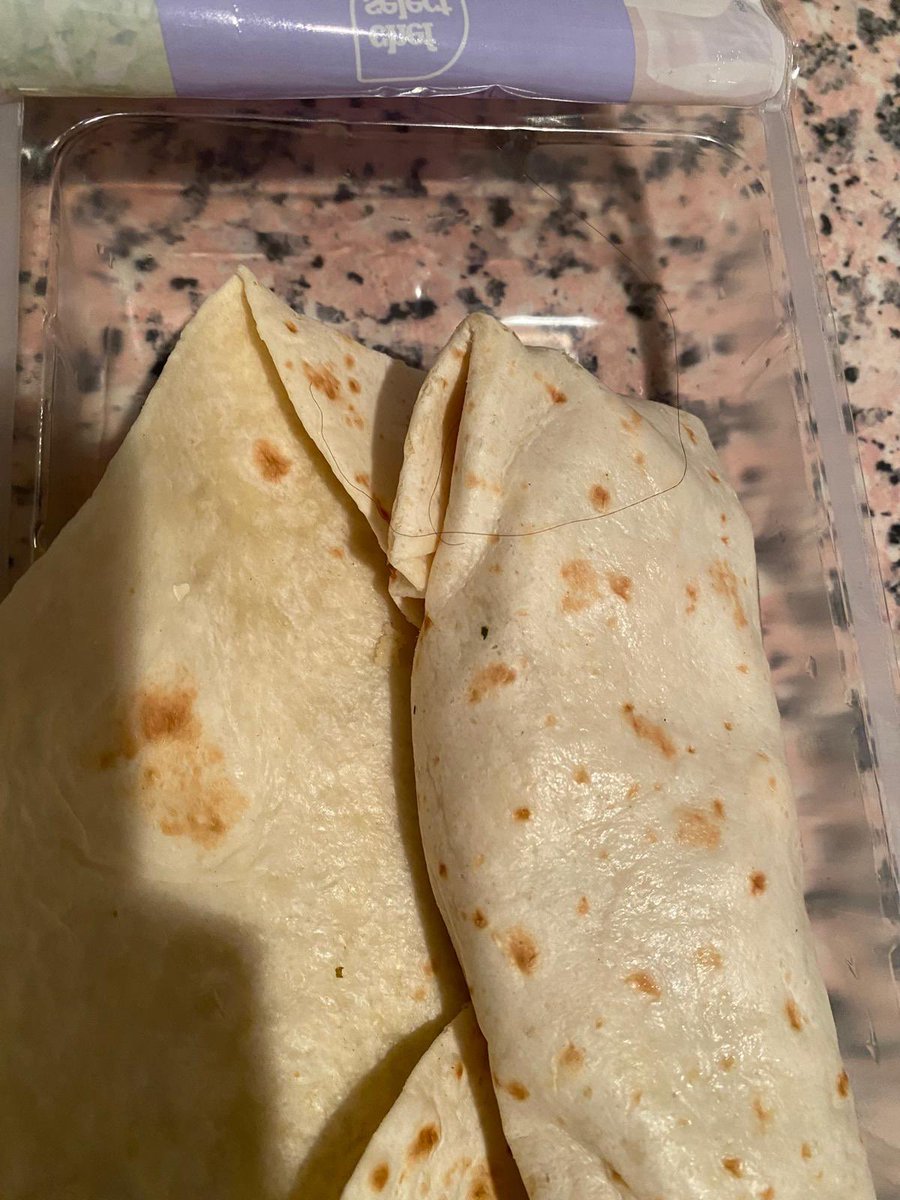 MaximoAngulo666's tweet photo. Mil gracias @lidlespana por la cenita de ayer, venía con sorpresa. Un pelo que recorría el durum de principio a fin. Me quedé sin cenar https://t.co/BQd952Rq02