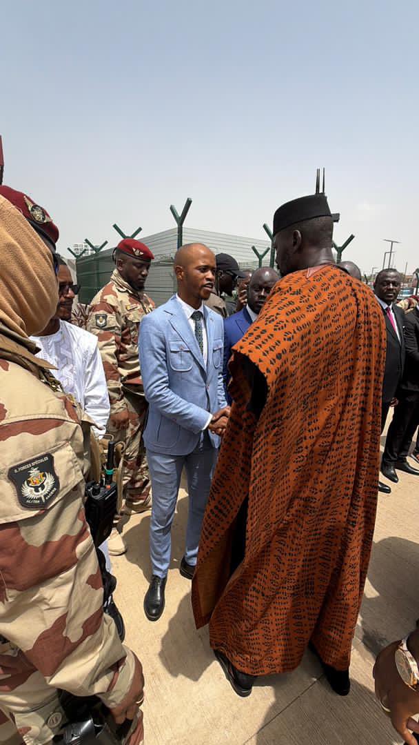bc_kallo's tweet photo. Soutenir SEM Mamadi Doumbouya est pour nous une obligation morale.
Pour votre cause, nous nous battrons sur tous les fronts afin que votre vision devienne une réalité pour notre pays.

Merci, Monsieur le Président, pour ce moment empreint d’humilité et d’écoute.
@TontonEdnoc https://t.co/WX9Krf2nxX