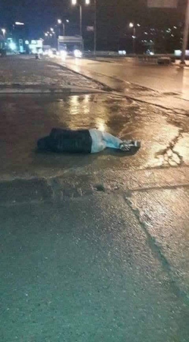 OLAY YERİ: İZMİR FAHRETTİN ALTAY MEYDANI

Henüz 25’inde… Var mı, yok mu belli değil.
Aklı yerinde olsa, görsen on numara bir delikanlı.
Pırlanta gibi bir çocuk…

Eller cebinde uzun süre bekledikten sonra
sırt üstü, kafasının üzerine düştü…

Yanına gidip “Bir şeyin var mı?”