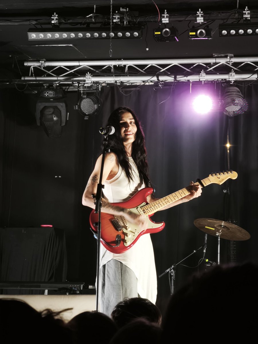 Anoche le saqué estás fotiss a Natalia Lacunza en el conci 🥹
<a href="/natalialacunza/">Natalia</a>