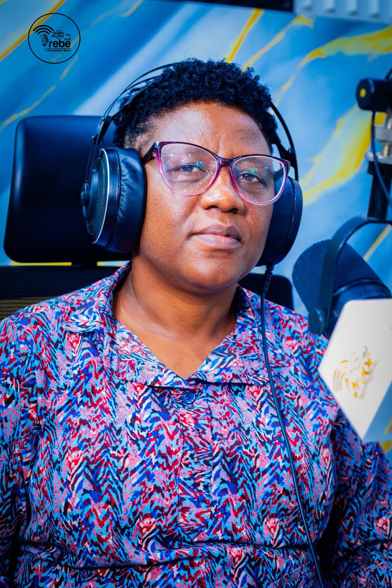 IrebeFM's tweet photo. Éducation au Burundi : l’alerte des syndicats face au départ des enseignants

L’émission Dukunde Uburundi au cœur du débat

Dans l’émission Dukunde Uburundi de ce samedi 7 mars 2026, deux invités ont été reçus et les échanges ont été diffusés en deux parties.

Antoine Manuma, invité de la première partie

Dans la première partie, l’émission a accueilli Antoine Manuma, président de la Fédération Nationale des Syndicats du Secteur de l'Éducation et de l'Enseignement au Burundi (FENASEB).

Le départ massif des enseignants inquiète

Les échanges ont porté sur la situation actuelle du système éducatif au Burundi, notamment sur le phénomène du départ massif des enseignants vers l’étranger à la recherche de meilleures conditions de vie.

Selon Antoine Manuma, cette migration laisse un vide important dans les établissements scolaires où ces enseignants exerçaient.

Des remplacements qui posent problème

Il a également indiqué que les mesures prises par le gouvernement pour remplacer ces enseignants ne produisent pas toujours les résultats escomptés.

En raison des salaires jugés trop faibles, les enseignants qui quittent leurs postes sont souvent remplacés par des enseignants volontaires, appelés « abakutsakivi », qui ne disposent pas toujours de la même formation ni des mêmes compétences que ceux qu’ils remplacent.

Appel à un dialogue pour sauver l’éducation

Face à cette situation, Antoine Manuma appelle le gouvernement à engager un dialogue avec l’ensemble des acteurs du secteur éducatif afin de trouver des solutions durables. Selon lui, il est essentiel d’agir rapidement pour éviter que les élèves ne soient pénalisés par le départ de leurs enseignants.

Pas de développement sans une éducation forte

Il a enfin souligné qu’aucun développement durable n’est possible sans un système éducatif solide. D’après lui, le Burundi ne pourra atteindre son objectif de devenir un pays émergent en 2040 et développé en 2060 si le secteur de l’éducation n’est pas suffisamment soutenu et valorisé.