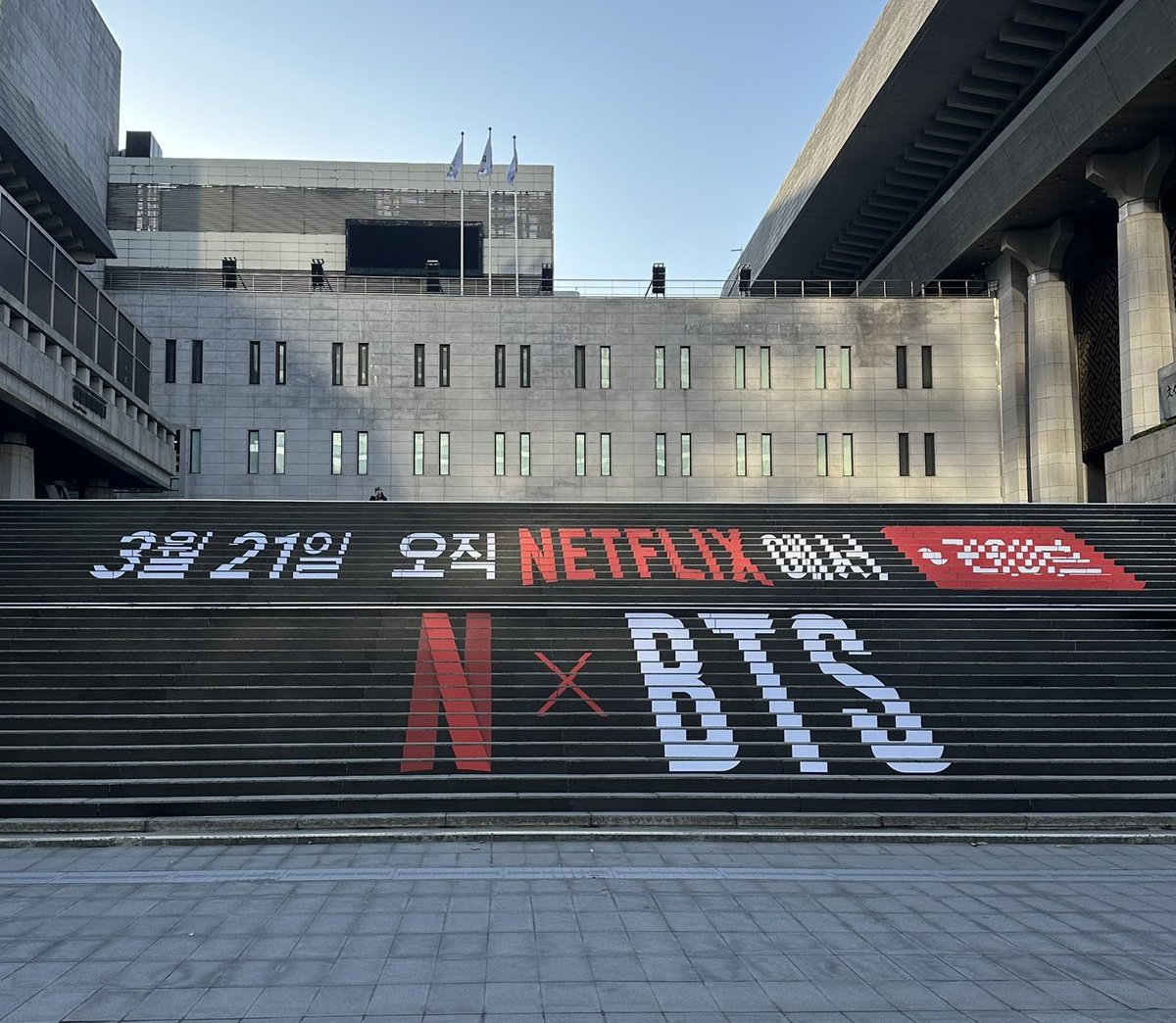 pjmIesviu's tweet photo. ESTA NUEVA PROMO de BTS x Netflix en el centro cultural de Sejong, el regreso de bangtan está cada vez más cerca, estamos a DIAS para el tan ansiado día 🥹💜

- COMENTEN 👇

BTS THE COMEBACK LIVE IS COMING
BTS X NETFLIX
BTS IS COMING
#BTSxNetflix #BTSLive
#BTSLiveonNetflix https://t.co/50e8ezFcn8