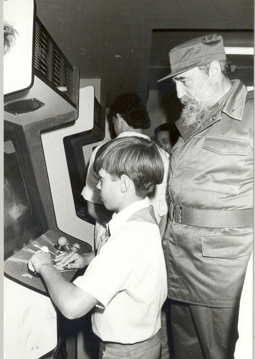 Hace 35 años #Fidel inauguró el Palacio Central de Computación. Siempre impulsó lo más avanzado de la ciencia. #100AñosConFidel