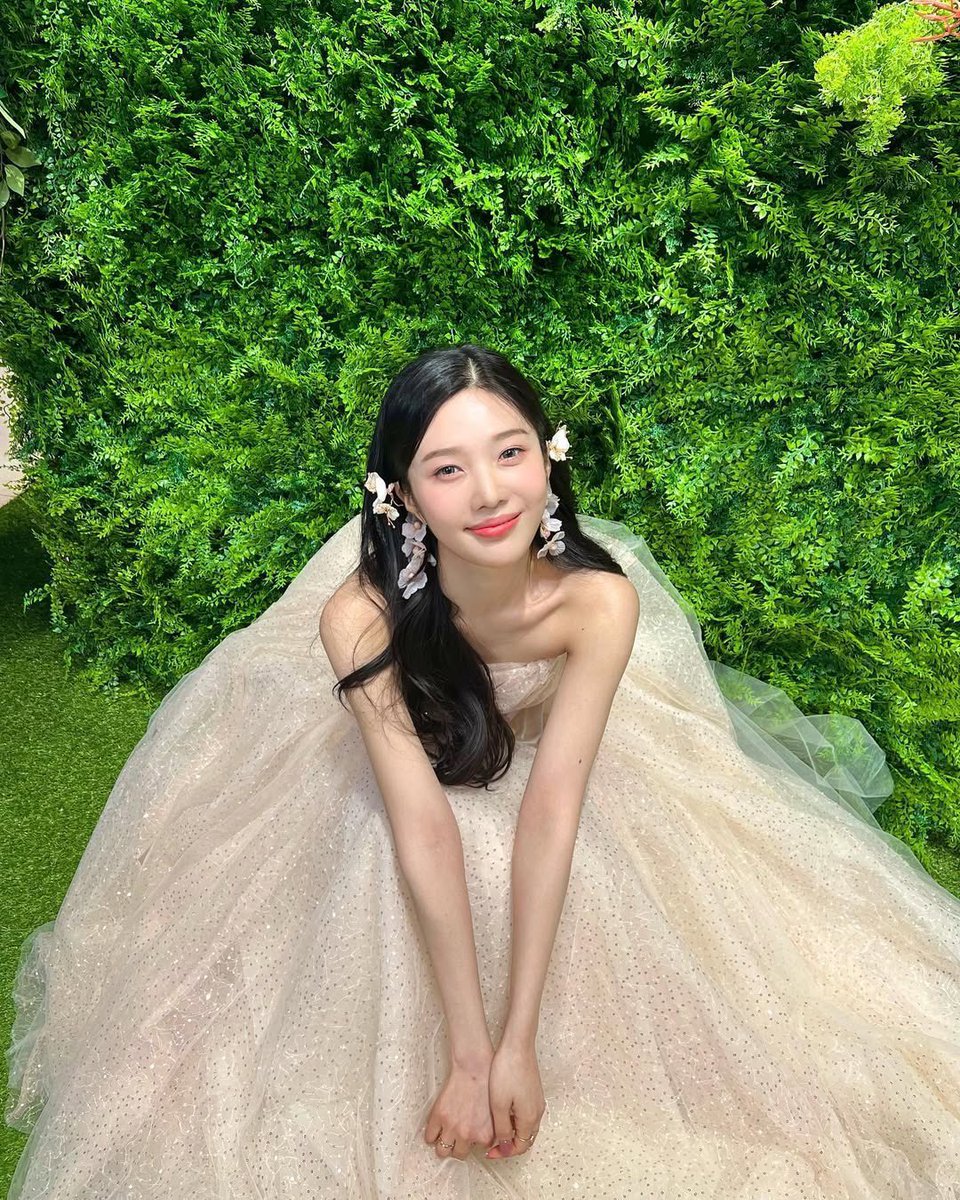 꽃이나 풀같은 자연에 둘러싸여서 환하게 웃고 있을 때 너무너무 아름다운 여자… 조이 닉값 ㅁㅊ