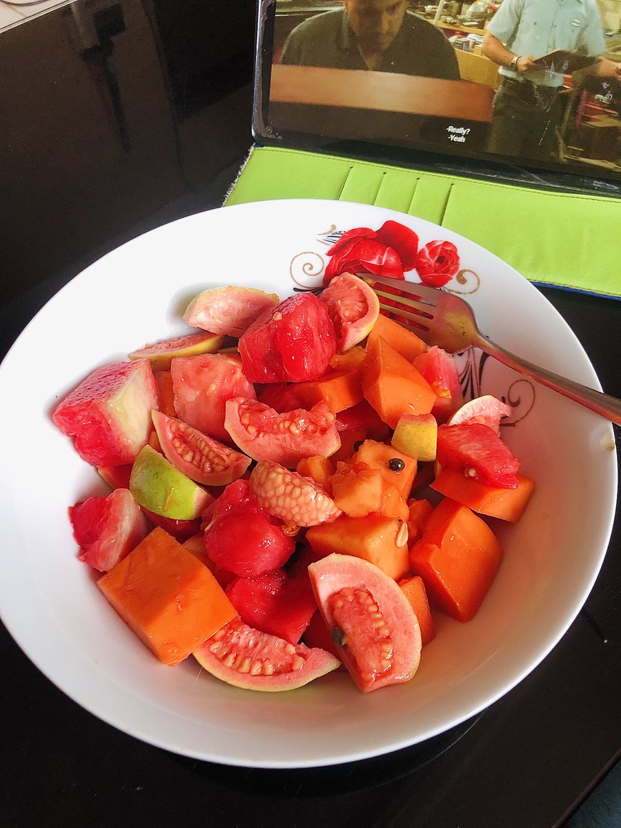 BaddestFafa's tweet photo. Saturday Afternoon snacks #quava #papaya #papaya https://t.co/h9RvCMsq87