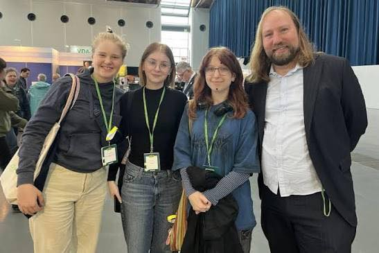 <a href="/mtaushb/">MT aus HB | AG Enbys in der AfD</a> Ein Bild das viele Fragen aufwirft: 

Wissen alle, mit wem sie posieren?  Liegt von allen eine Einverständniserklärung zur Veröffentlichung vor?  Haben alle Eltern diese gegeben?  Geben alle auf dem Bild dem grünen Kriegstreiber ihren Zuspruch?  Wo ist der Lehrer?