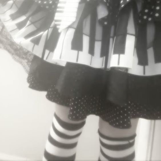 popsicleloverr's tweet photo. {locking in part 1000} 🤍🖤 https://t.co/Mmlju61mbO