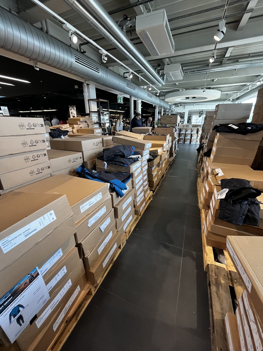 DiySecond's tweet photo. ミュンヘンのBMWディーラー行ってみたら、用品のセールやってて、半額！安！！って思ったけど、円安でそれでも高いのと荷物になるので何も買わず https://t.co/2rqeDFbBk5