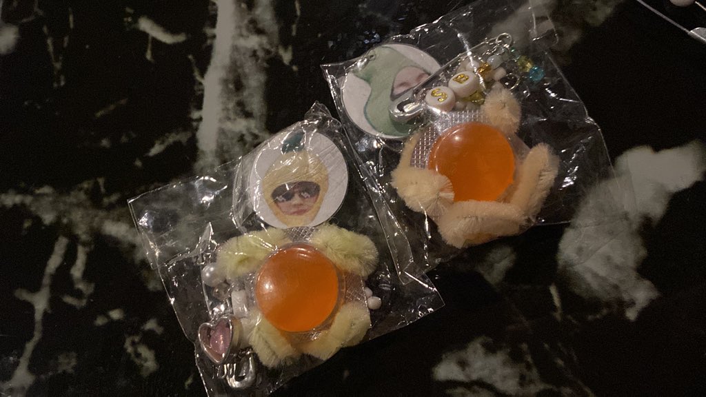 WONDERS @ 5:53 FUNMEET
fan support by <a href="/hutaopo/">brie is seeing txt ☆</a> &amp; <a href="/mylittlebituin/">c.raine</a> 

throat lozenges kit 
inclusions: decorated pin and fuzzy wire txt

★ rt + like this tweet
★ exact time and loc tba!
★ 1:1 ratio only

see you @ moa, moas! 

#DunkinPH_WondersAt553 #DunkinPH_TXT