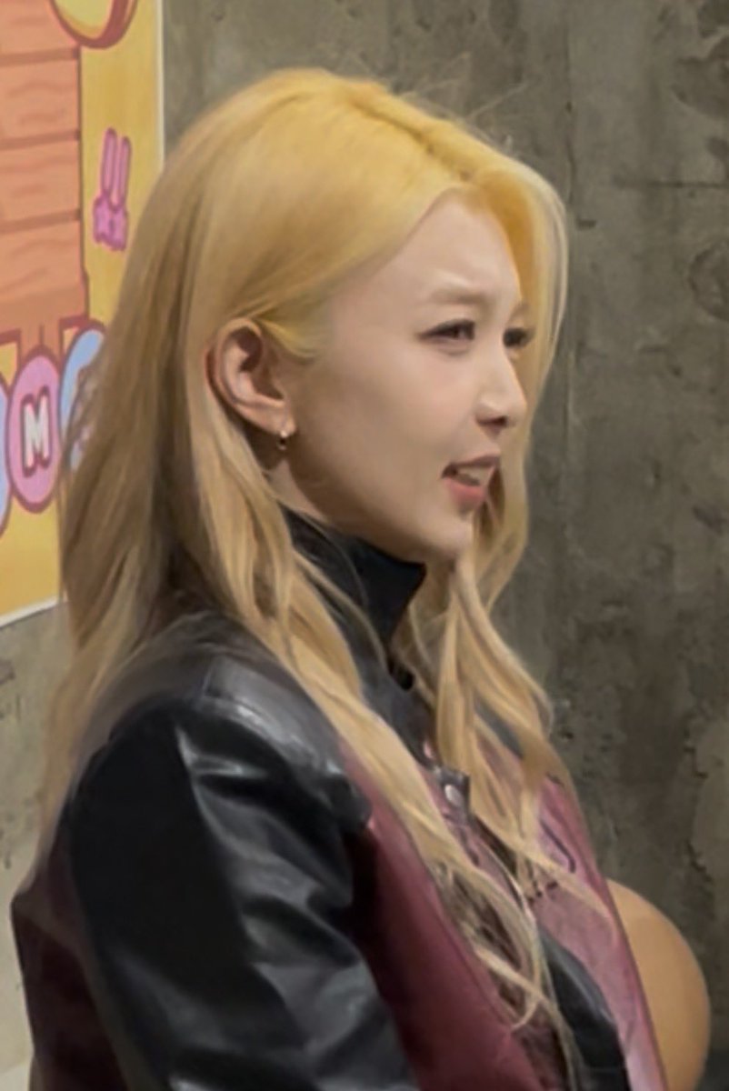 orbyachae's tweet photo. dami said her next concept would be totally new, like something dreamcatcher have never tried
so a somnia mentioned minx and that was her reaction https://t.co/DUvs698VxQ